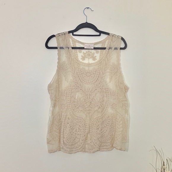 Bobbie Brooks Tops - Bobbie brooks cream lace and crochet tank top